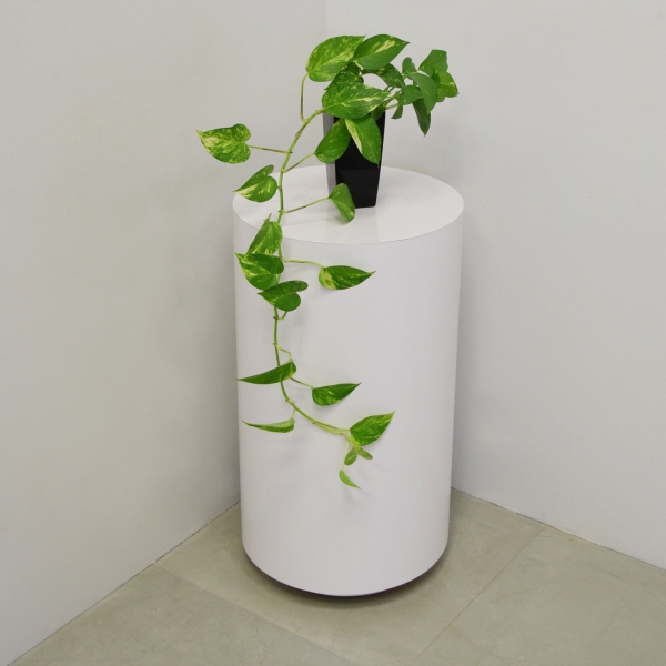 16-inch Norfolk Round Loby Pedestal Lobby Table in white gloss laminate top and side table.